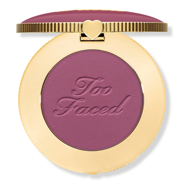 Too Faced Cloud Crush Blurring Blush tono Berry Dreamy, compacto dorado abierto sobre fondo blanco