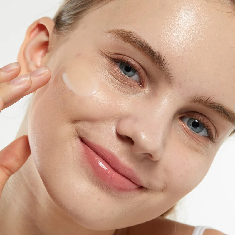 Medicube Zero Pore Serum 2.0 - modelo con el serum