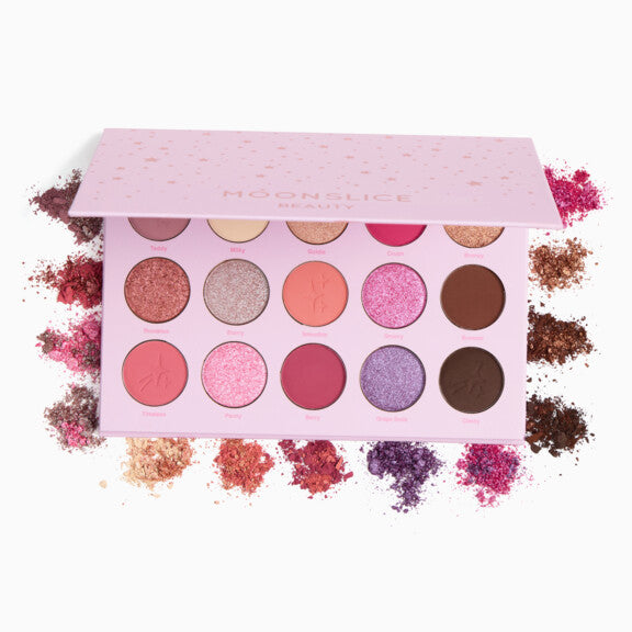 Paleta Moonslice Beauty Celestial Crush con swatches de sombras alrededor sobre fondo blanco
