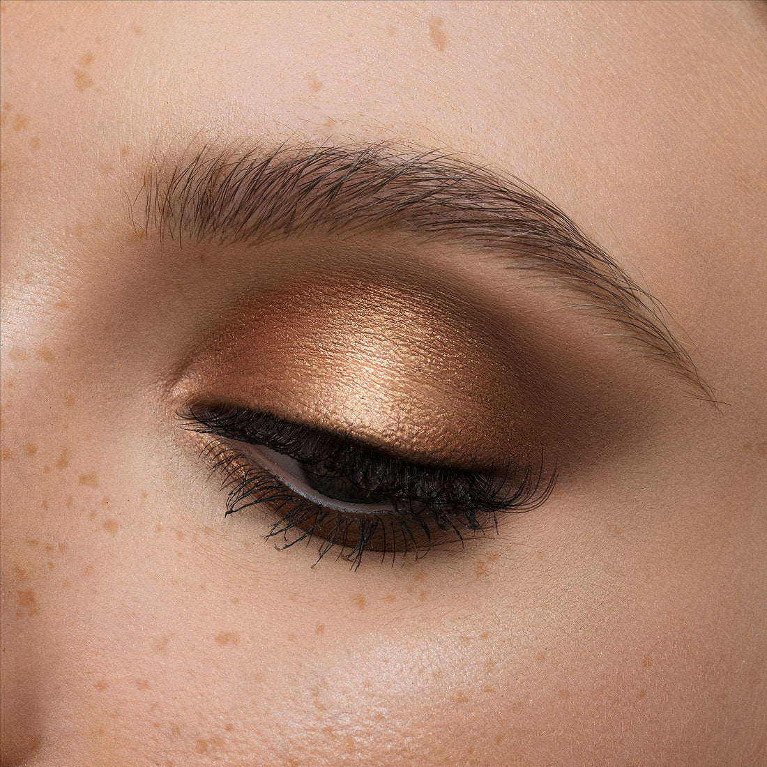 Artist Couture Supreme Nudes look glam con perlas multidimensionales