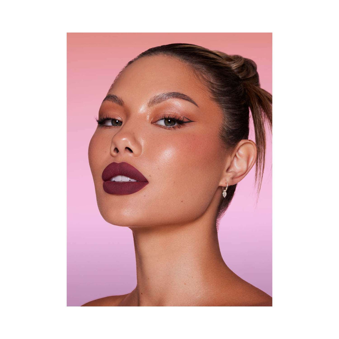 SHEGLAM Dynamatte Boom Labial Larga Duracion Im Risky — modelo aplicando