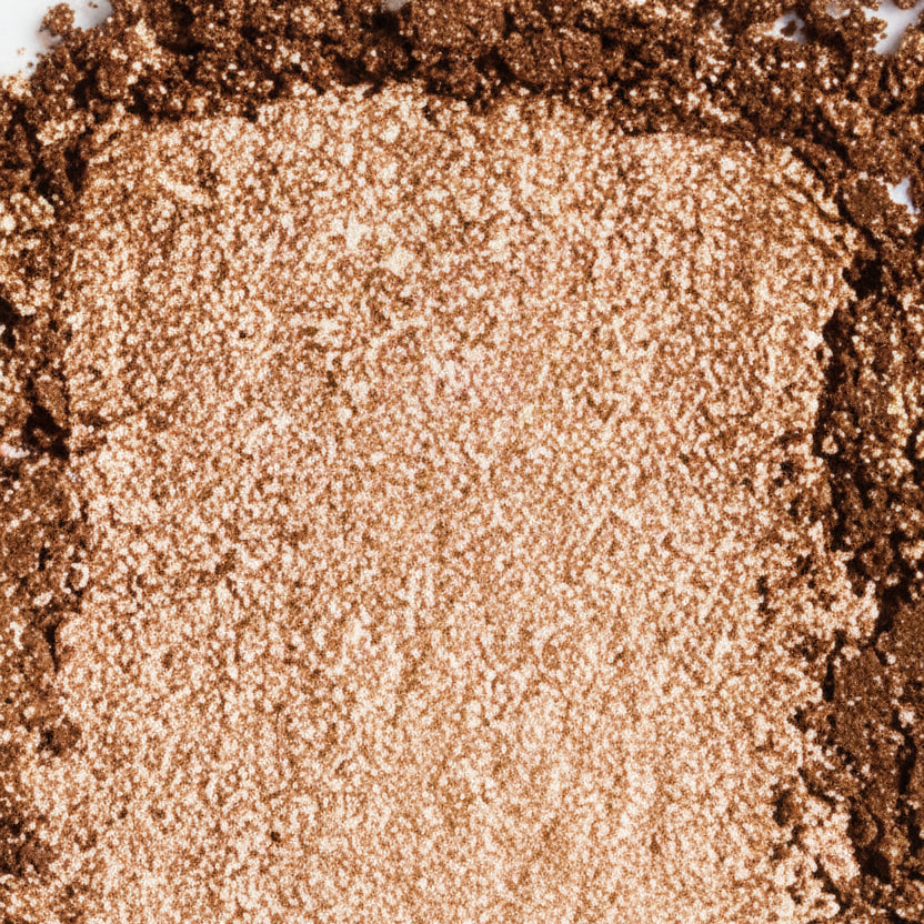 Charlotte Tilbury Hollywood Highlighter Bronze Glow swatch de color en piel