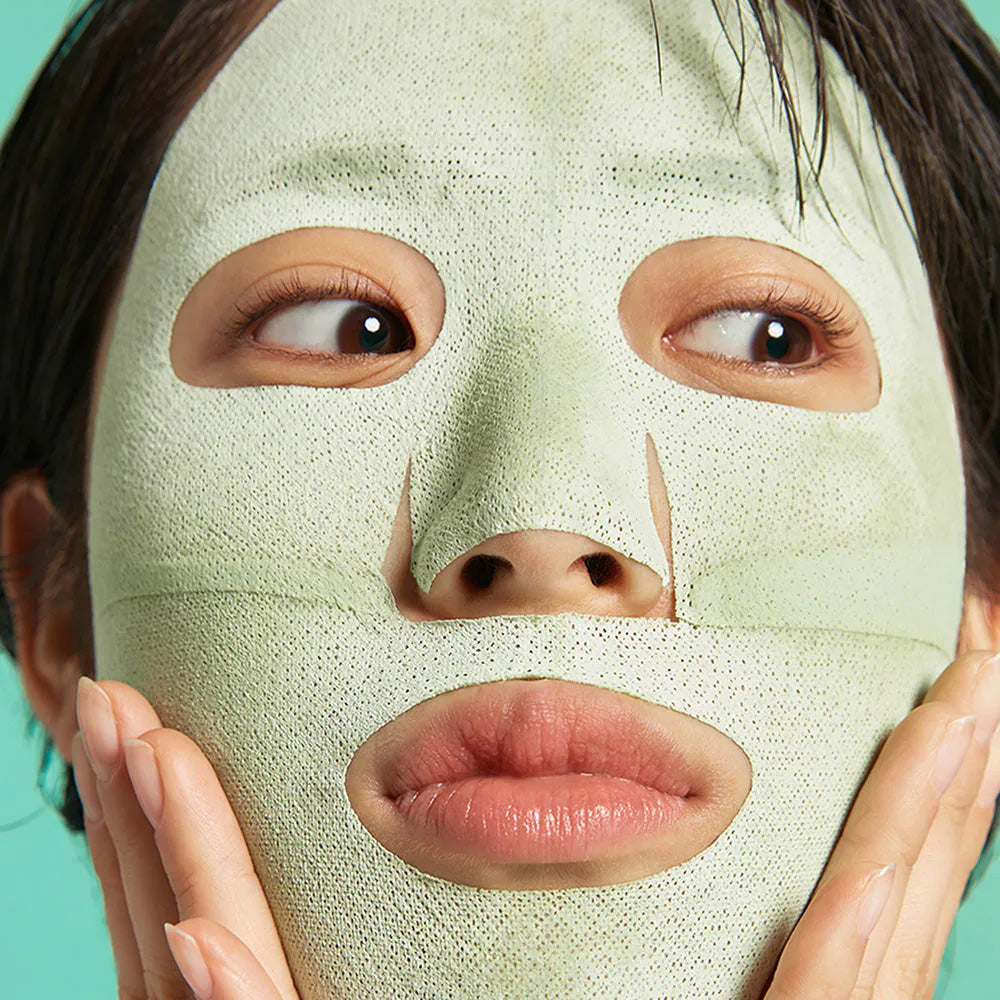 Dr.Jart+ Pore Remedy - aplicacion de la mascarilla de barro verde en el rostro
