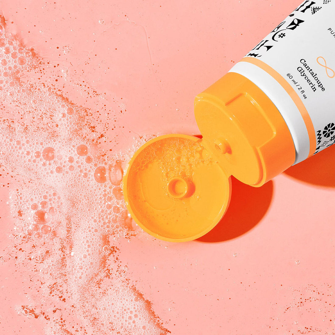 Drunk Elephant Beste No. 9 Jelly Cleanser haciendo espuma suave con agua