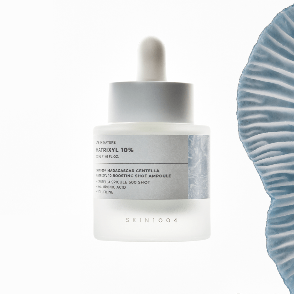 SKIN1004 Matrixyl 10 Boosting Shot Ampoule composicion con coral decorativo