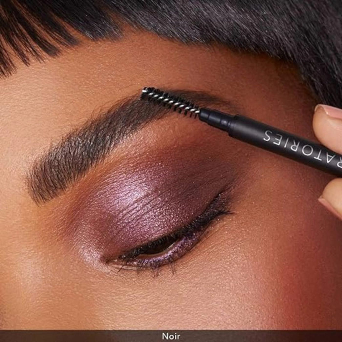 Aplicacion del Haus Labs The Edge Brow Pencil Noir con el spoolie en la ceja