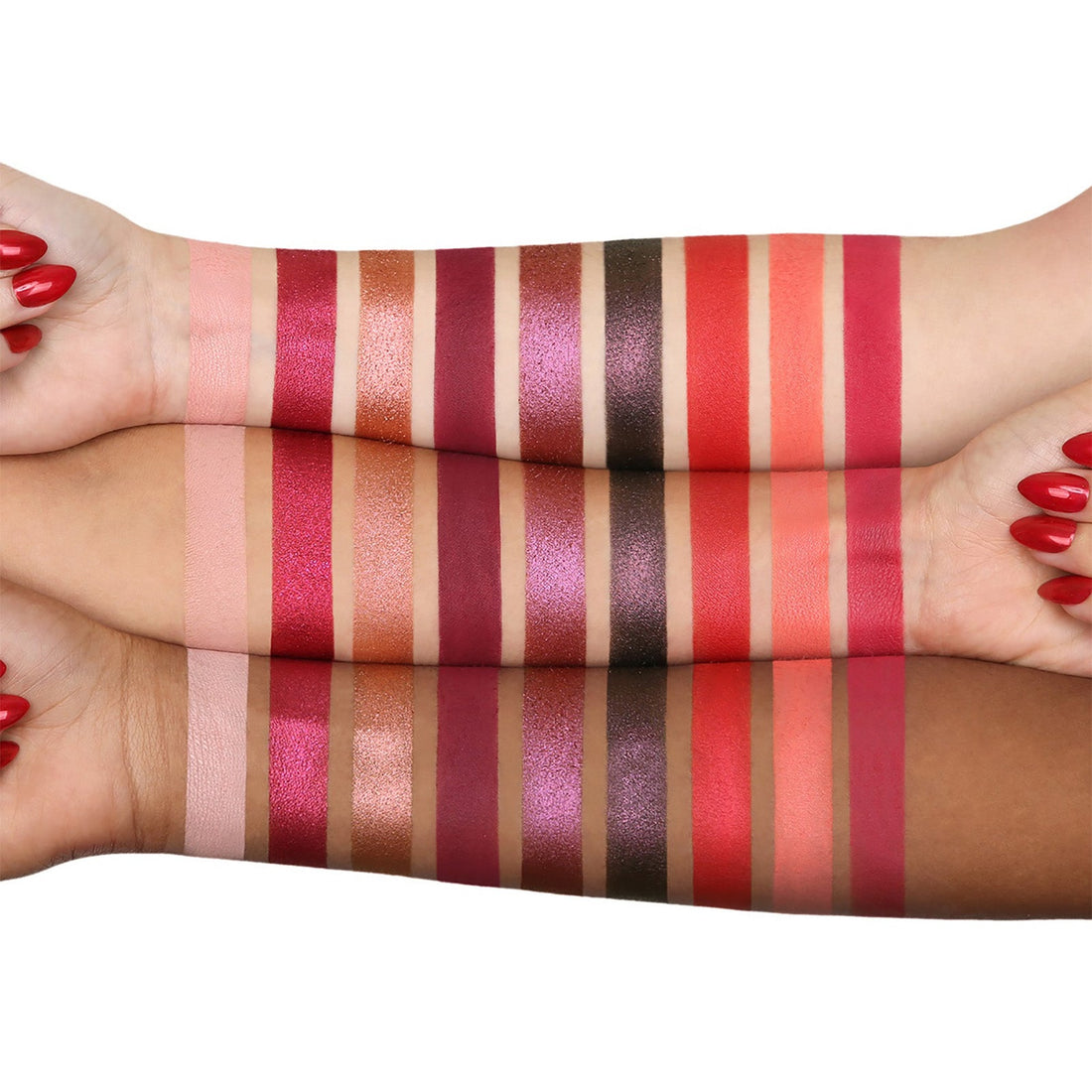 Huda Beauty Ruby Obsessions Palette swatch de tonos frambuesa y cobre en piel