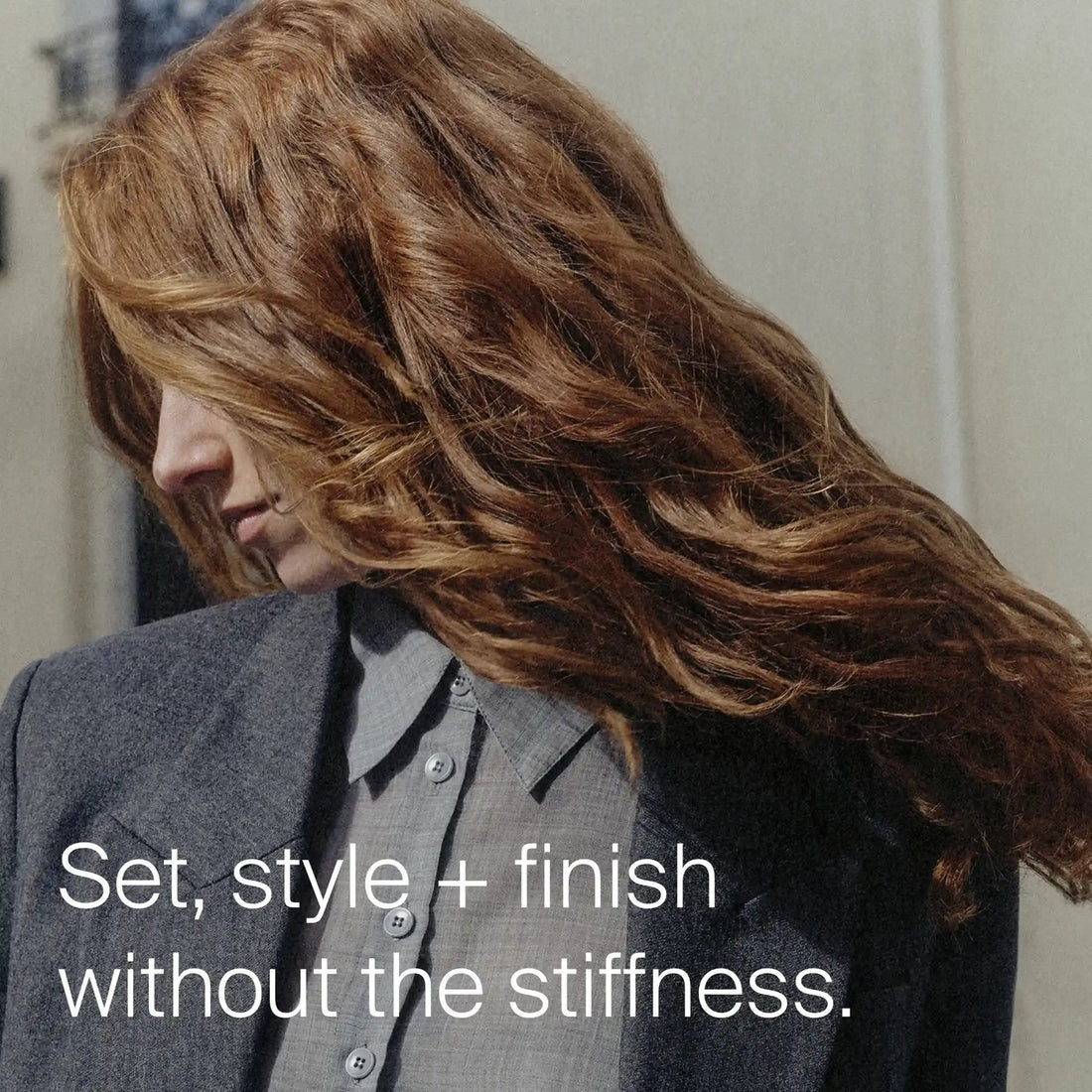 Cabello con movimiento tras usar Living Proof Flex Hairspray: fija sin rigidez
