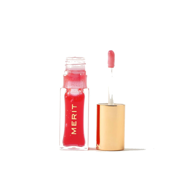 MERIT Shade Slick Tinted Lip Oil tono Maraschino, frasco con aplicador doe-foot sobre fondo blanco