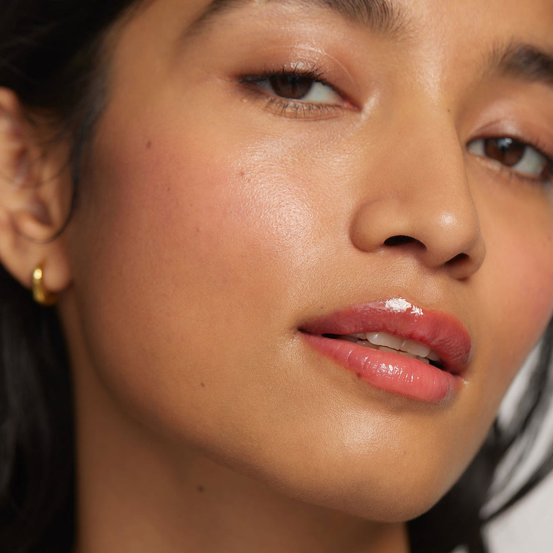 MERIT Shade Slick Maraschino aplicado en labios, tinte rojo cereza translúcido con brillo