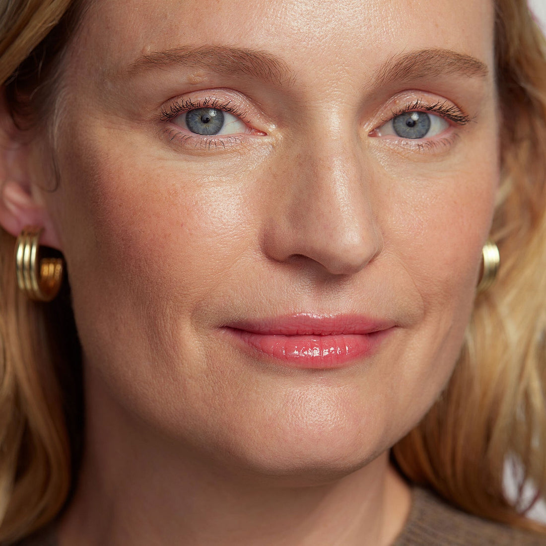MERIT Shade Slick Maraschino: acabado glossy luminoso en labios