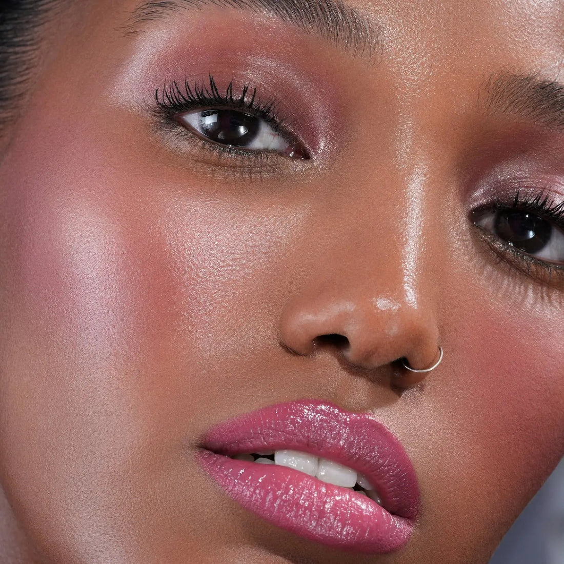 Natasha Denona Berry Pop Lipstick aplicado en rostro, tono berry satinado luminoso