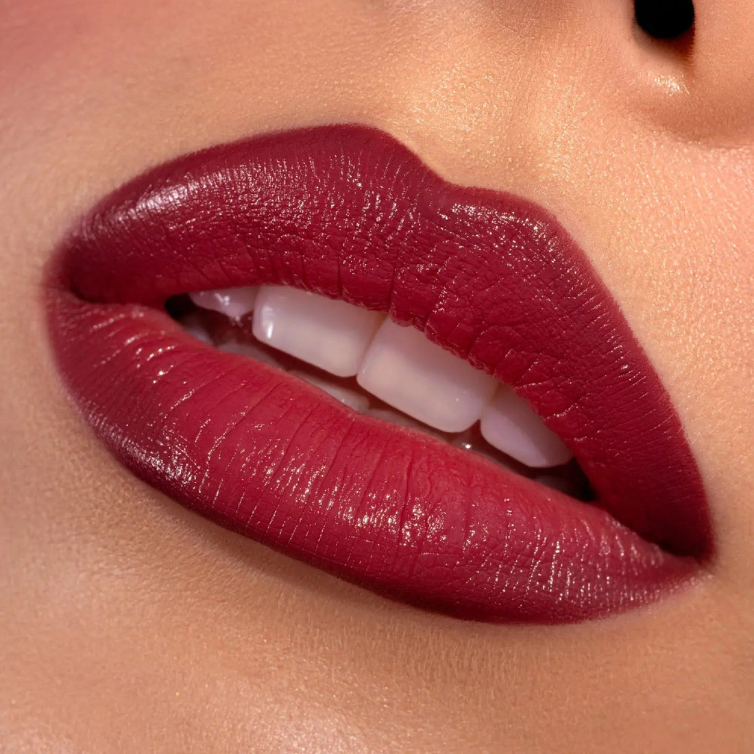 Natasha Denona Berry Pop Lipstick swatch en labios tono cranberry luminoso