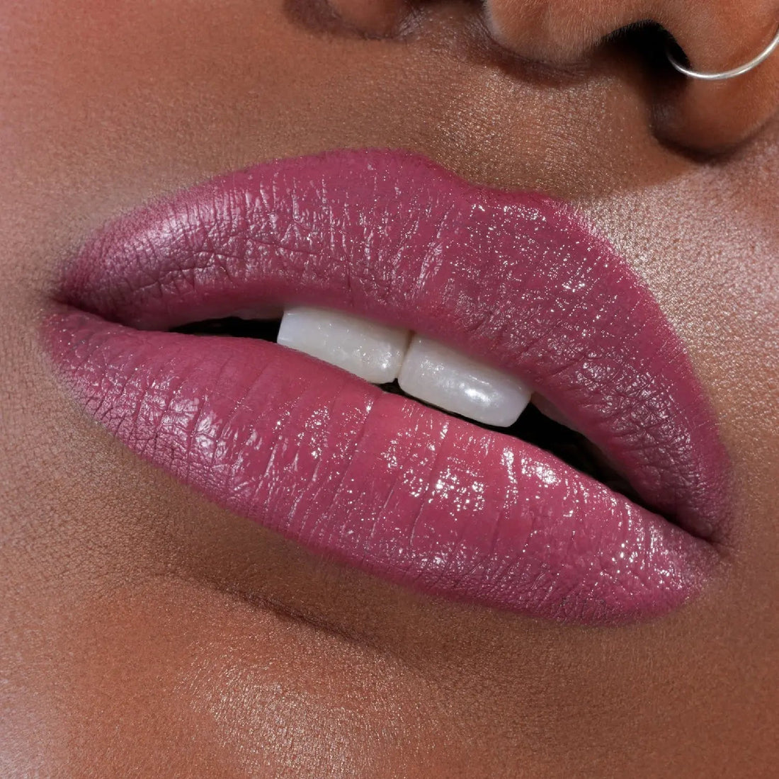 Natasha Denona Berry Pop Lipstick swatch en labios cherry-mauve en piel mas profunda