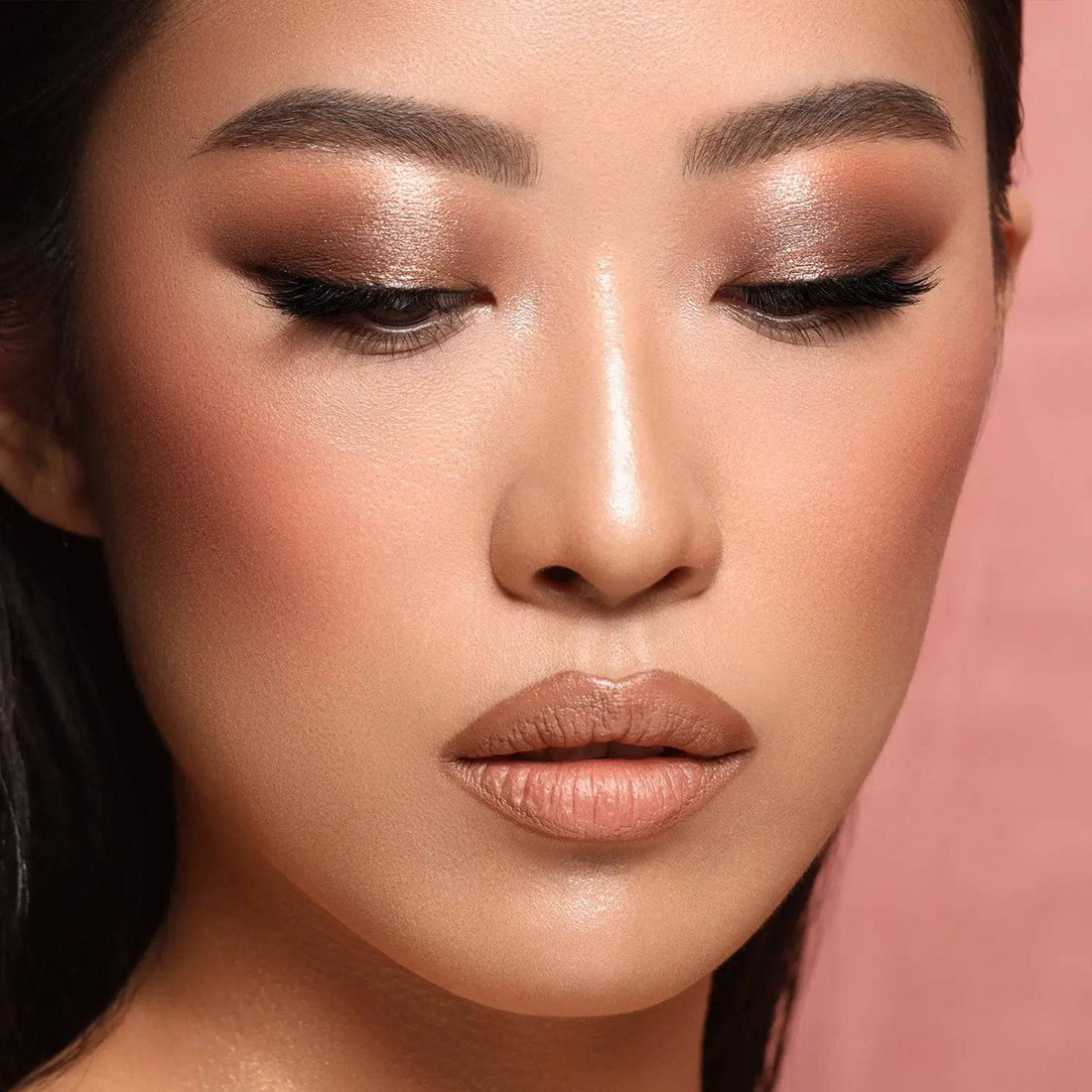 Detalle de ojos con sombras metalizadas y mate de la Glam Face Palette Light de Natasha Denona