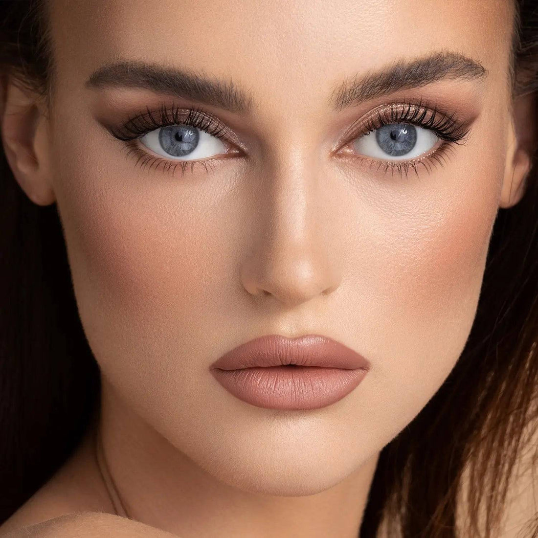 Efecto glow en mejillas con el iluminador Star Glow de la Natasha Denona Glam Face Palette Light