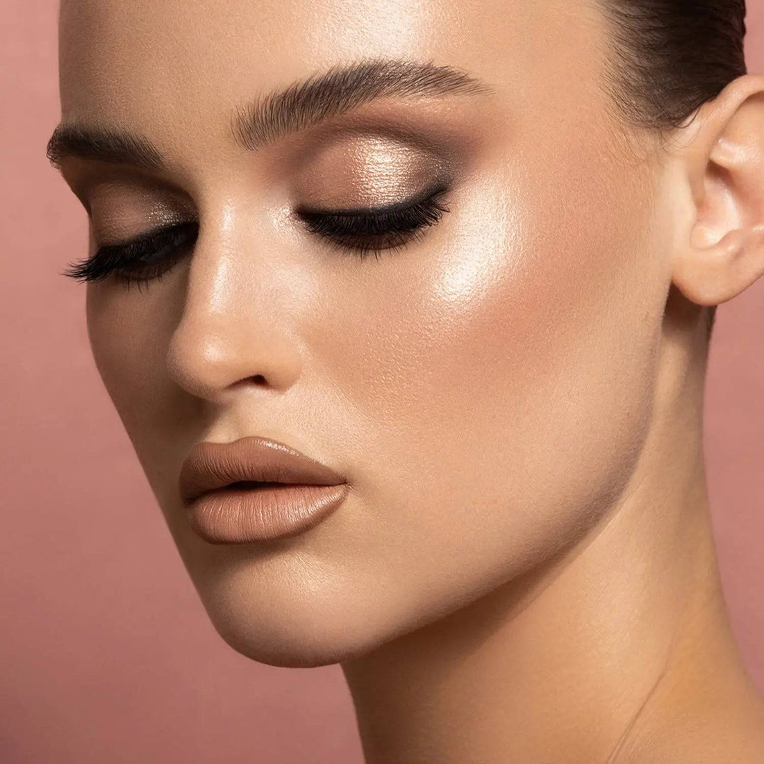 Look de ojos y mejillas con Natasha Denona Glam Face Palette Light en tonos nude y rose gold