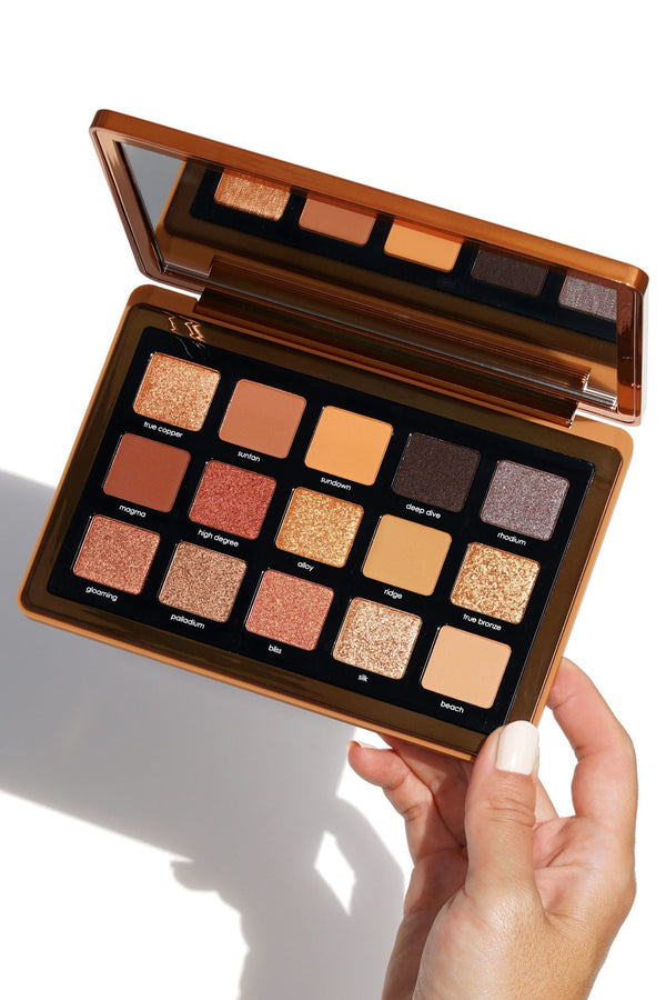 Natasha Denona Bronze Eyeshadow Palette - paleta abierta sostenida en la mano fondo blanco