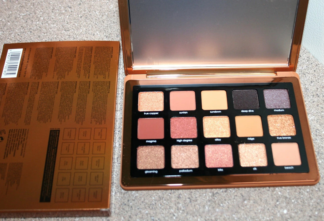 Natasha Denona Bronze Eyeshadow Palette - paleta abierta con caja original y etiqueta de ingredientes