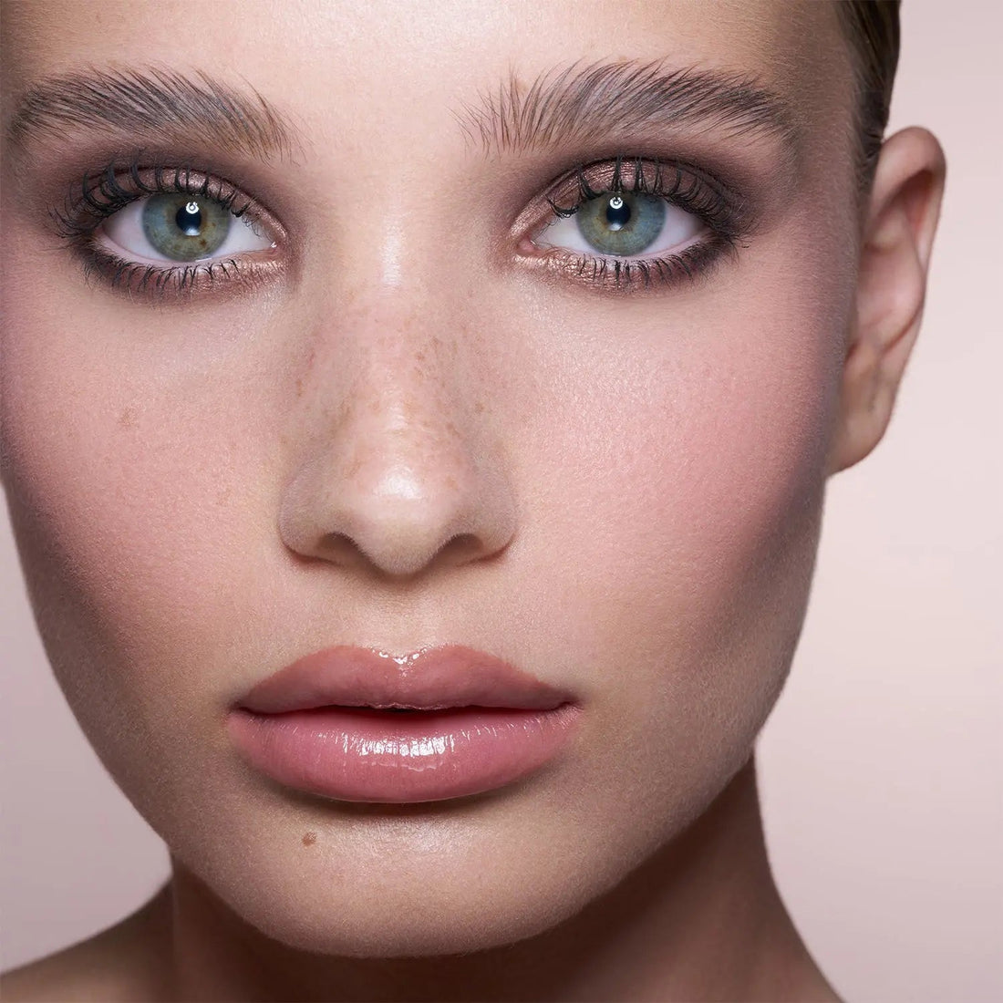 Natasha Denona Hy-Per Natural Palette detalle tonos neutros cafes y rosas