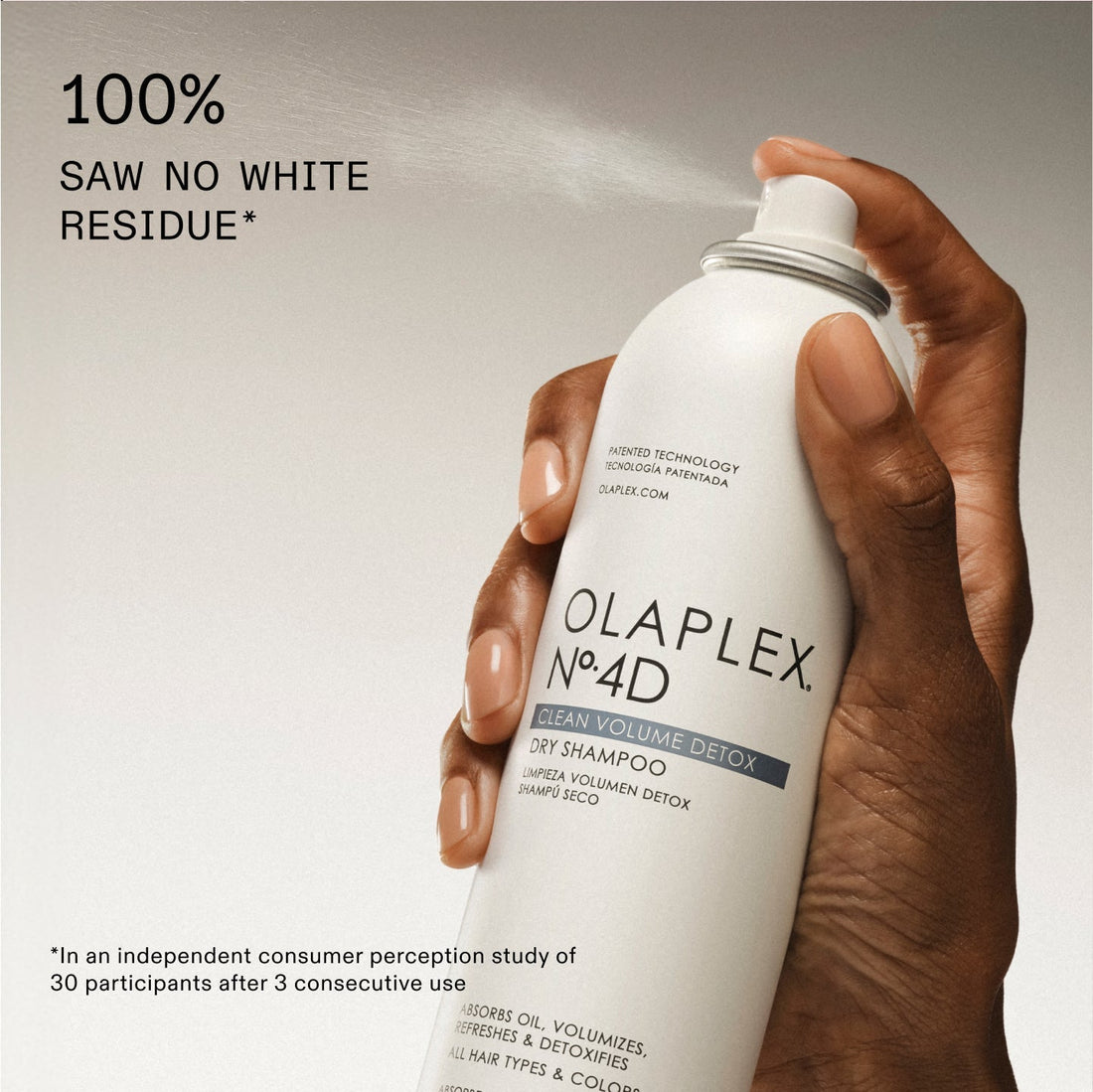 Aplicación del Olaplex Nº.4D Dry Shampoo en aerosol sin residuo blanco