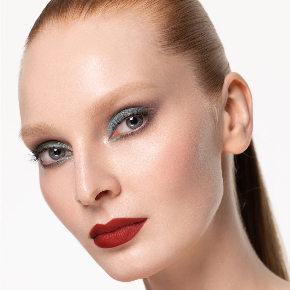 Modelo con ojos verde agua y negro con la paleta Gilded Nirvana de Pat McGrath Labs — Glowup Makeup