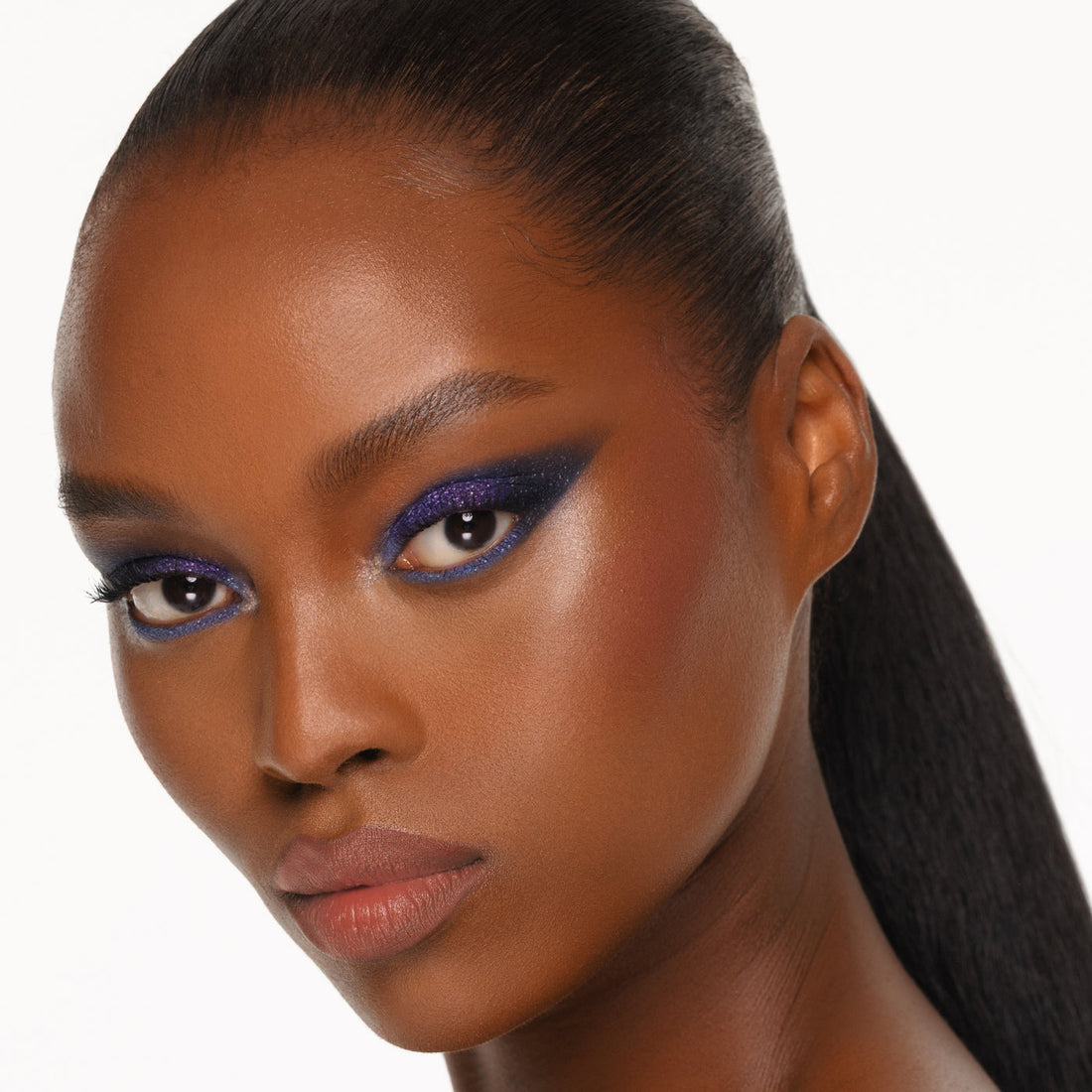 Modelo con ojos azul y violeta con la paleta Gilded Nirvana de Pat McGrath Labs — Glowup Makeup