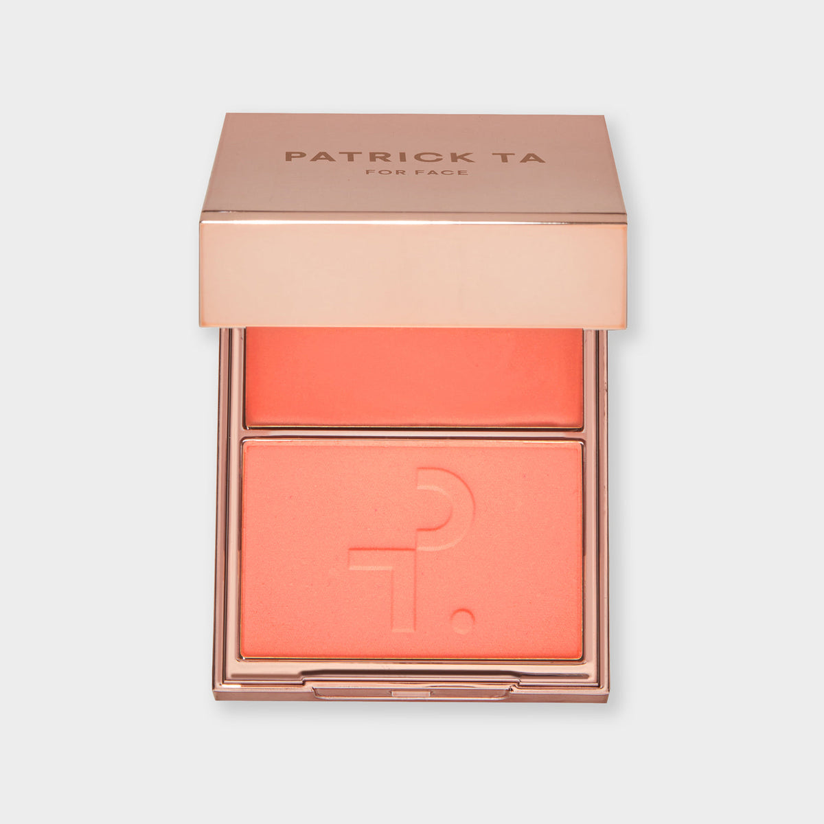 Patrick Ta Major Headlines Blush Duo tono She’s The Moment, compacto dorado abierto sobre fondo blanco