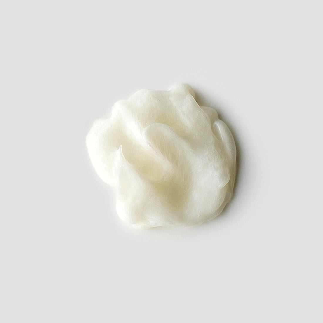 Porción de crema del Sachajuan Hair Repair Treatment lista para aplicar en el cabello húmedo