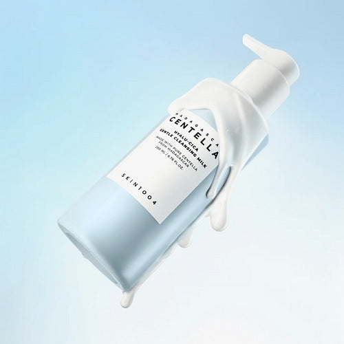Skin1004 Hyalu-Cica Cleansing Milk - textura leche limpiadora en la mano