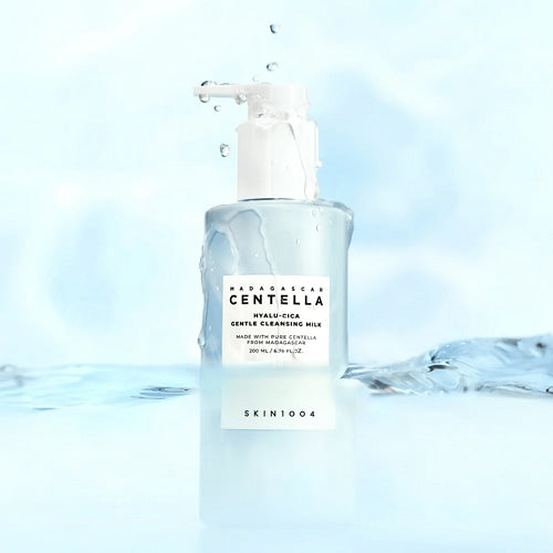 Skin1004 Hyalu-Cica Cleansing Milk - envase con efecto de agua fondo celeste