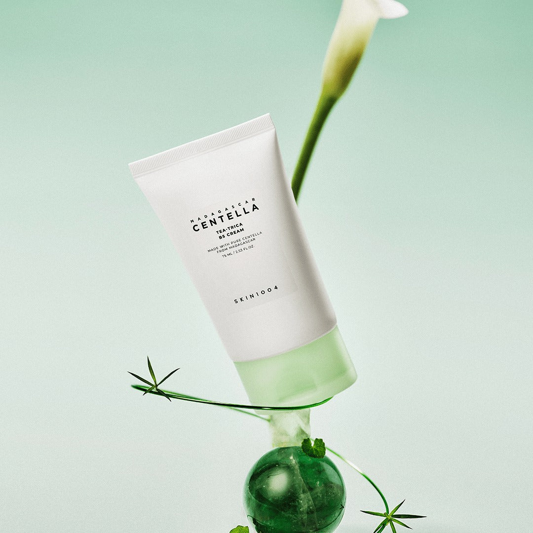 Skin1004 Tea-Trica B5 Cream - envase con flor y esfera decorativa verde