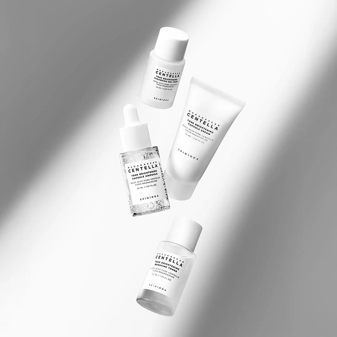 Los 4 productos del kit Tone Brightening: espuma limpiadora, tonico, ampolla y crema