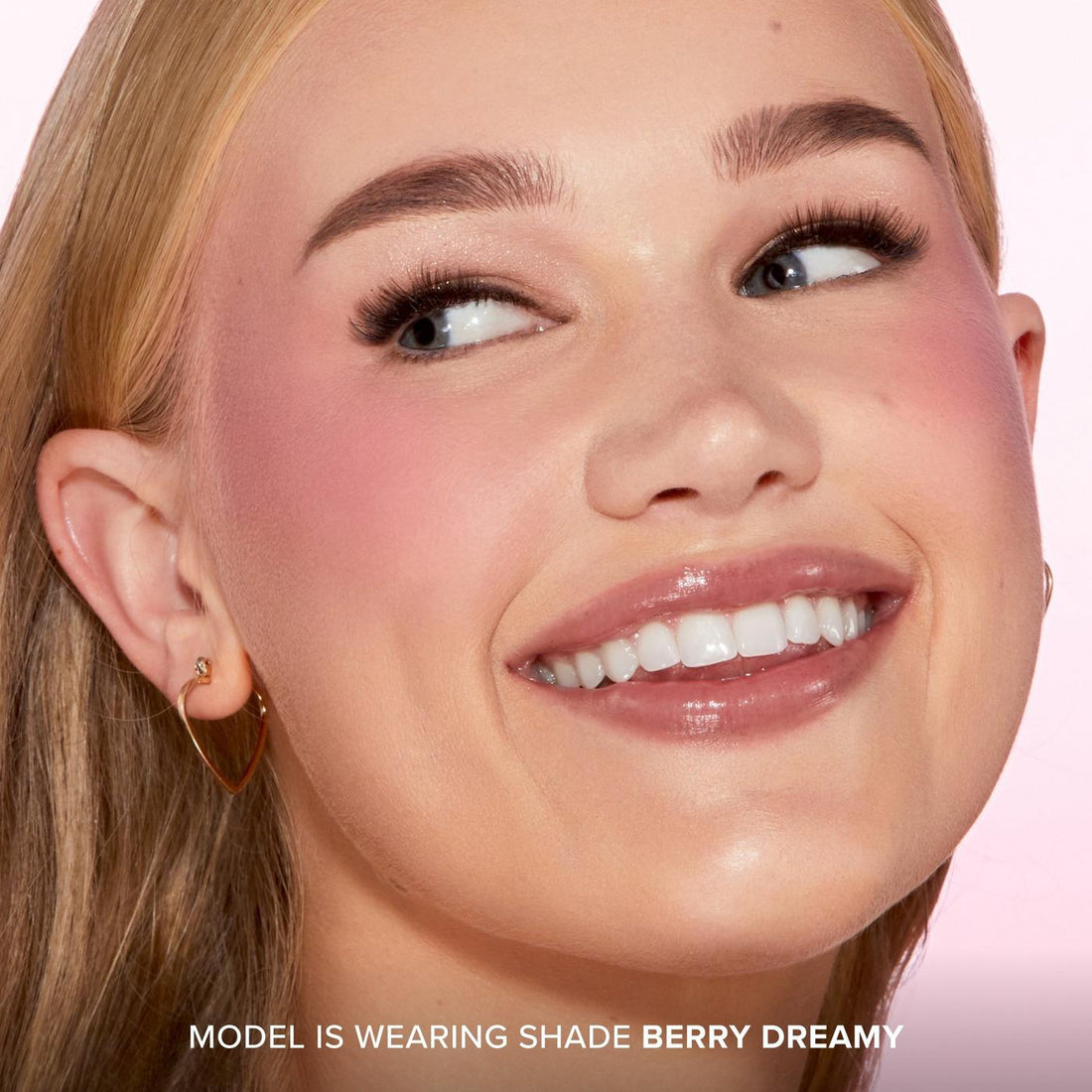 Rubor Too Faced Cloud Crush Berry Dreamy aplicado en piel clara con efecto difuminado