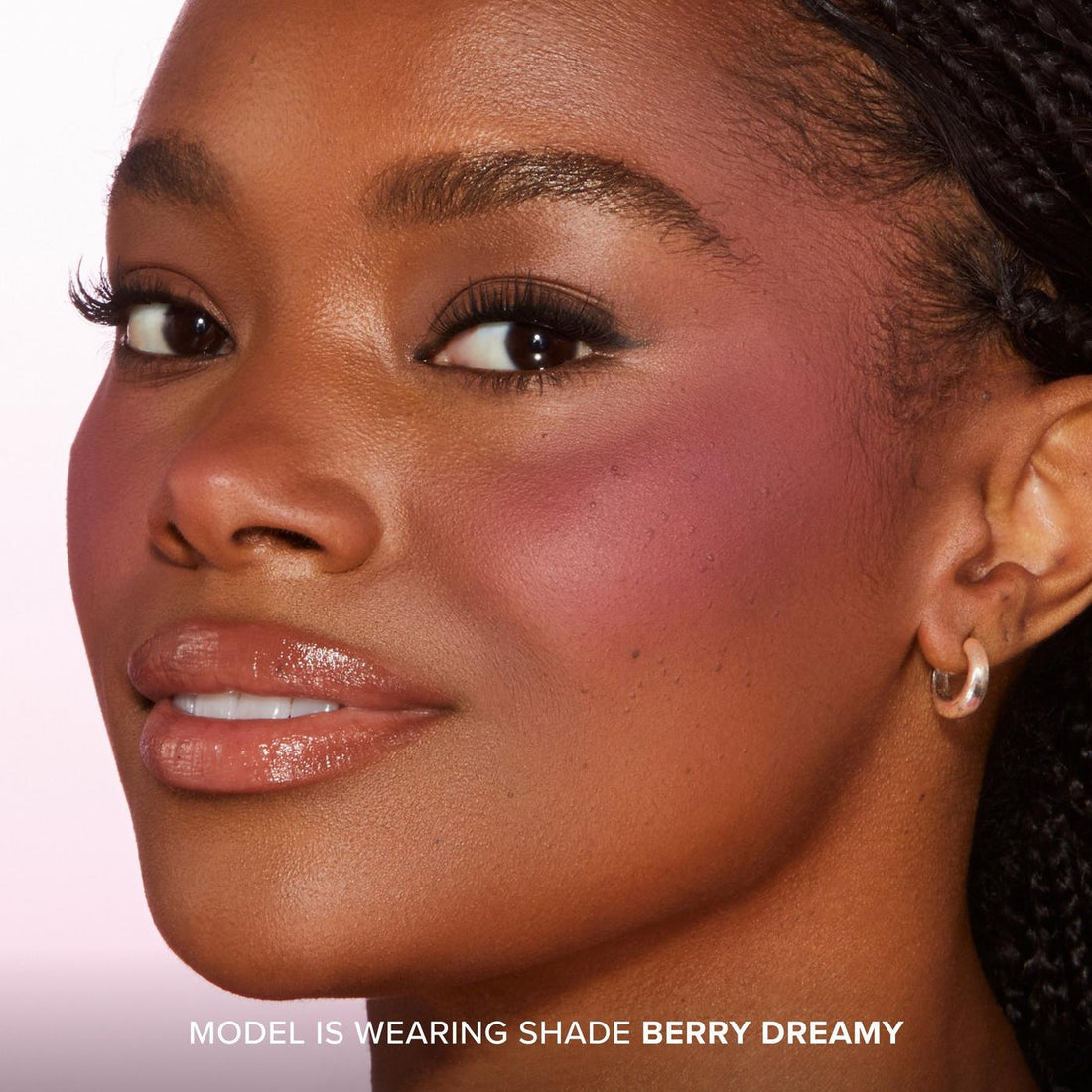 Rubor Too Faced Cloud Crush Berry Dreamy aplicado en piel profunda, acabado soft focus