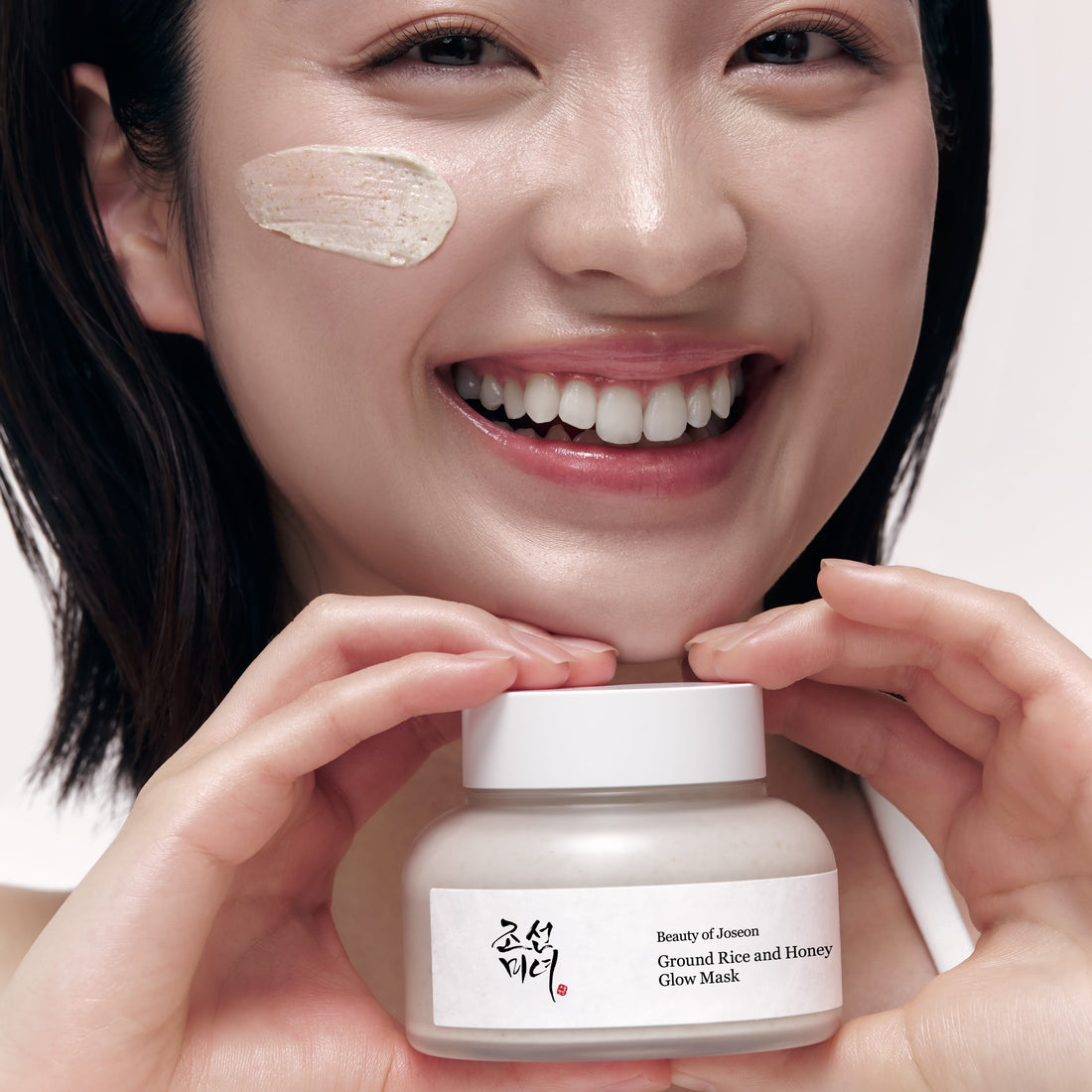 Beauty of Joseon Ground Rice and Honey Glow Mask - modelo sosteniendo el envase